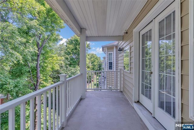 8 Creekside Court, Secaucus, NJ 07094
