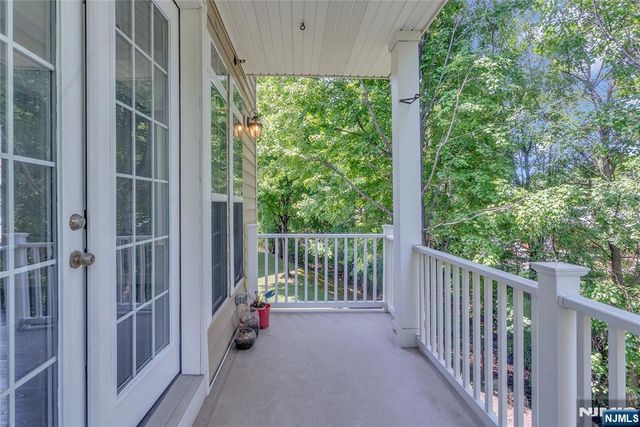 8 Creekside Court, Secaucus, NJ 07094