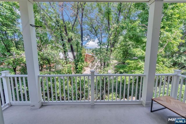 8 Creekside Court, Secaucus, NJ 07094