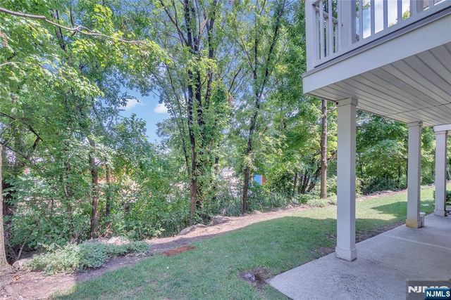 8 Creekside Court, Secaucus, NJ 07094