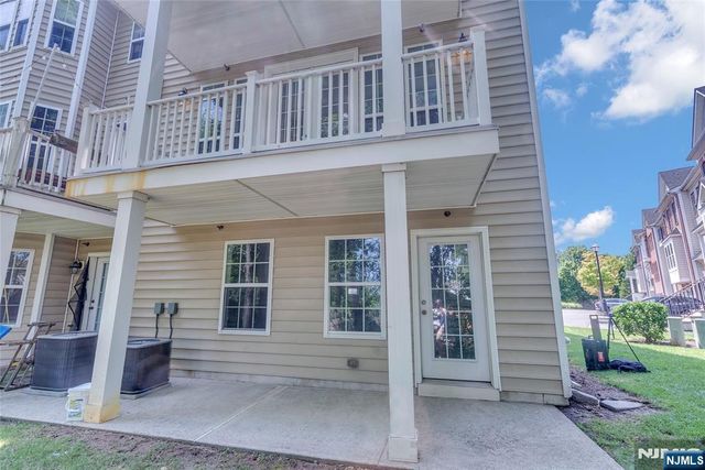 8 Creekside Court, Secaucus, NJ 07094