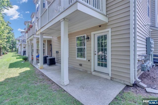 8 Creekside Court, Secaucus, NJ 07094