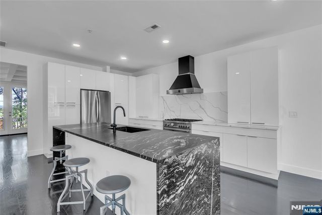 8 Creekside Court, Secaucus, NJ 07094