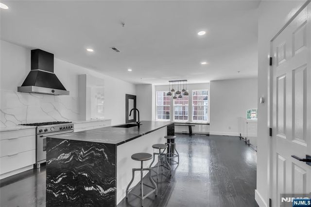 8 Creekside Court, Secaucus, NJ 07094