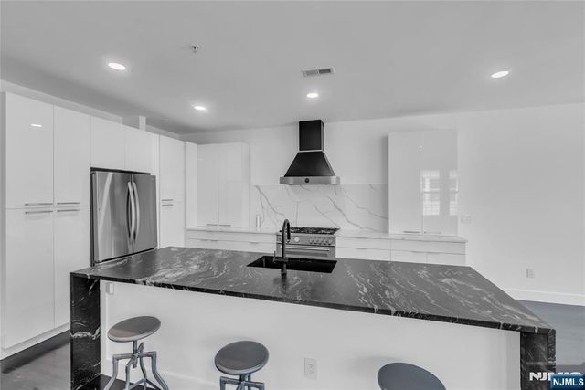 8 Creekside Court, Secaucus, NJ 07094