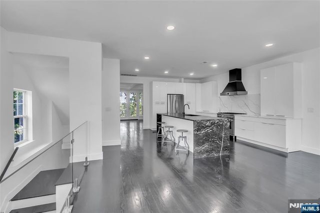 8 Creekside Court, Secaucus, NJ 07094