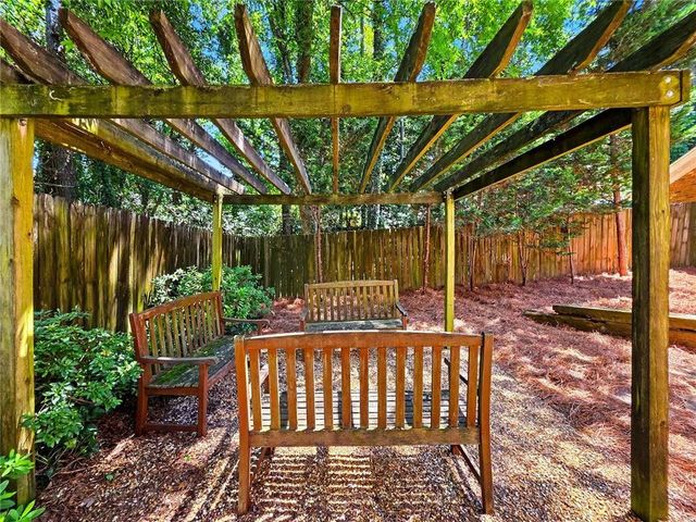 184 Peachtree Hollow Court, Atlanta, GA 30328