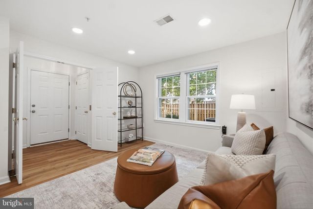 4096 21ST RD N, Arlington, VA 22207
