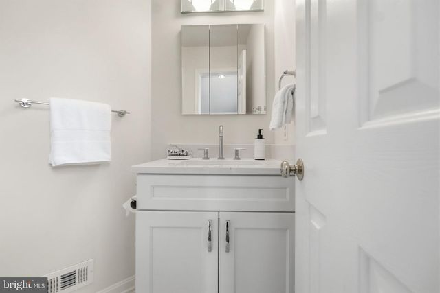 4096 21ST RD N, Arlington, VA 22207