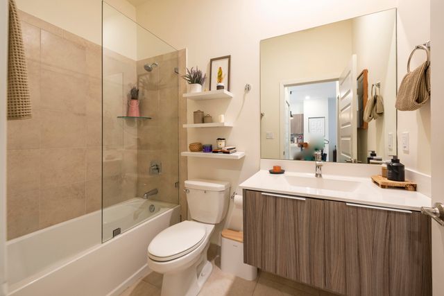 7925 NW 104th Avenue 24, Doral, FL 33178