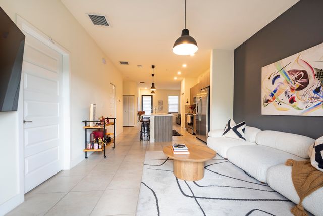7925 NW 104th Avenue 24, Doral, FL 33178