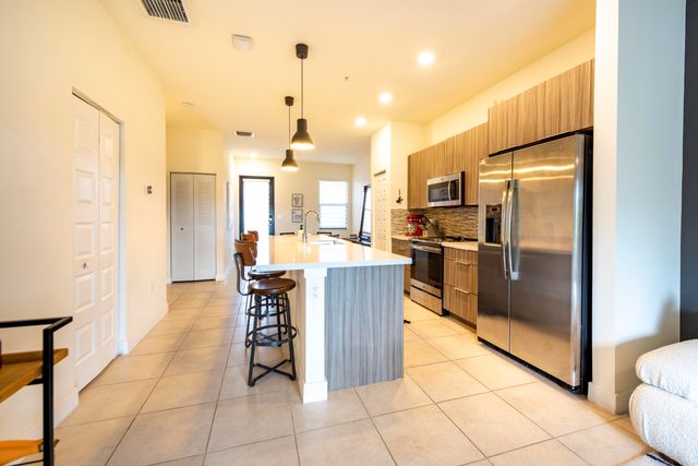 7925 NW 104th Avenue 24, Doral, FL 33178