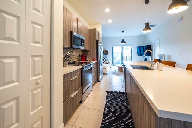 7925 NW 104th Avenue 24, Doral, FL 33178