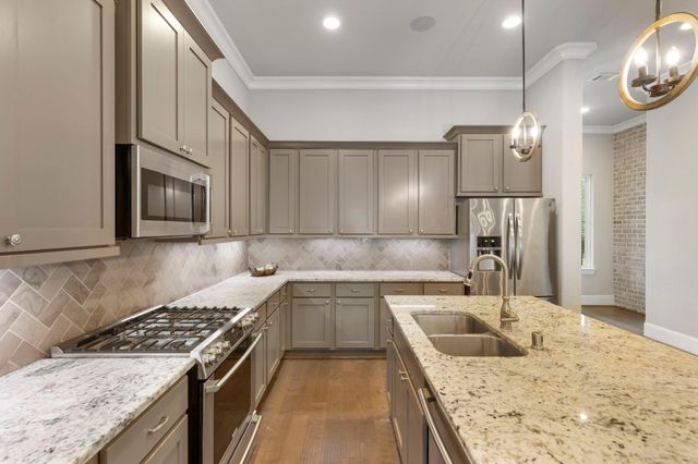 119 Bonnie Ridge Circle, Shenandoah, TX 77384