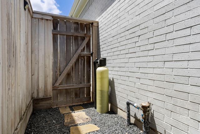 119 Bonnie Ridge Circle, Shenandoah, TX 77384