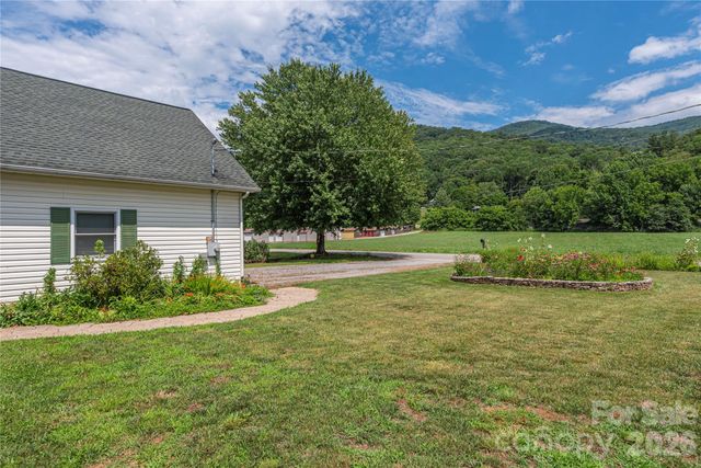 1075 Moody Farm Road, Maggie Valley, NC 28751