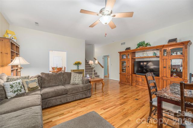 1075 Moody Farm Road, Maggie Valley, NC 28751