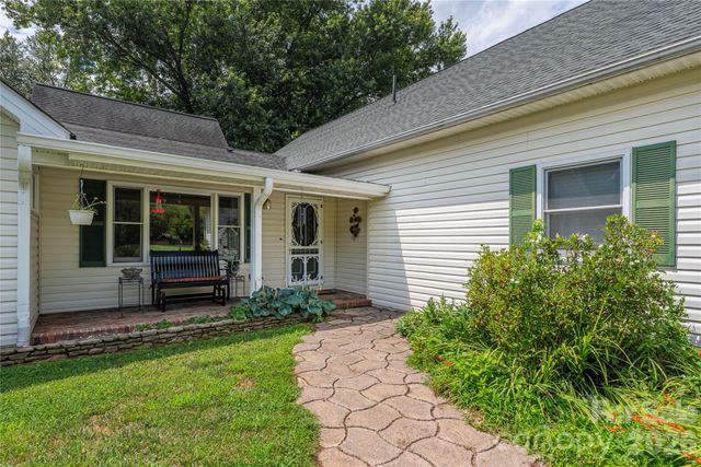 1075 Moody Farm Road, Maggie Valley, NC 28751