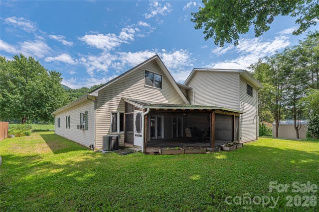 1075 Moody Farm Road, Maggie Valley, NC 28751