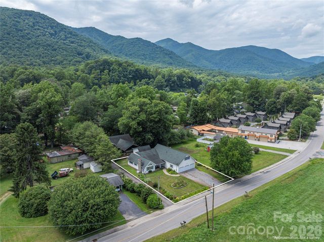 1075 Moody Farm Road, Maggie Valley, NC 28751