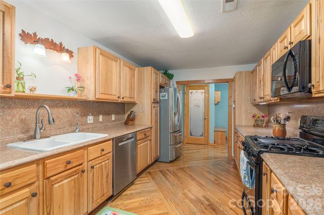 1075 Moody Farm Road, Maggie Valley, NC 28751