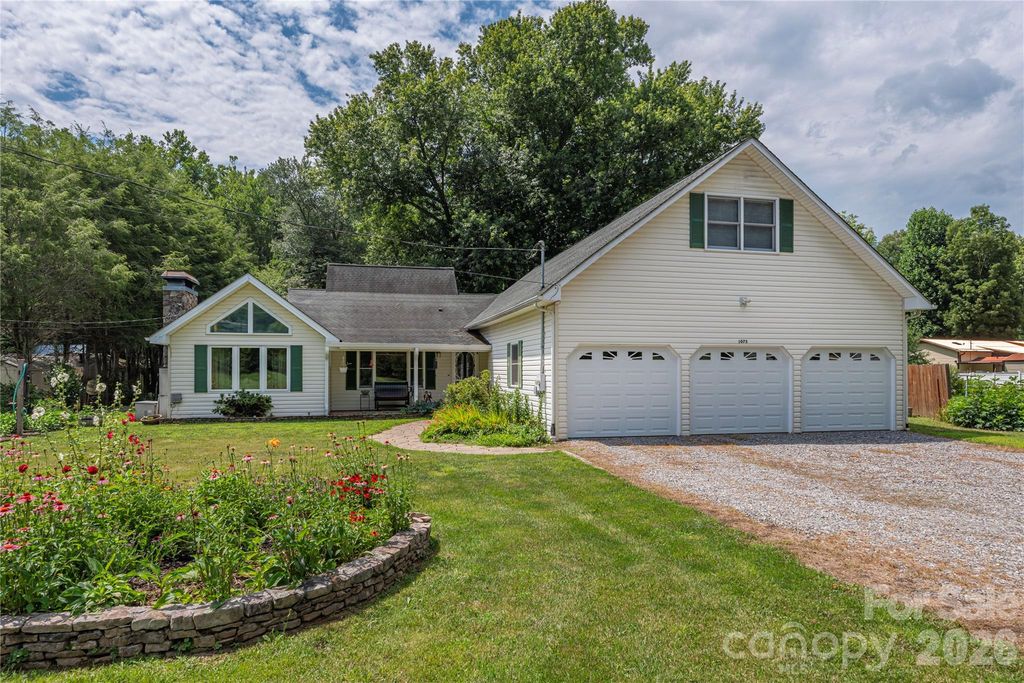 1075 Moody Farm Road, Maggie Valley, NC 28751