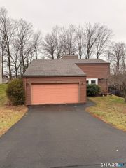 11 Little River Lane, Middletown, CT 06457