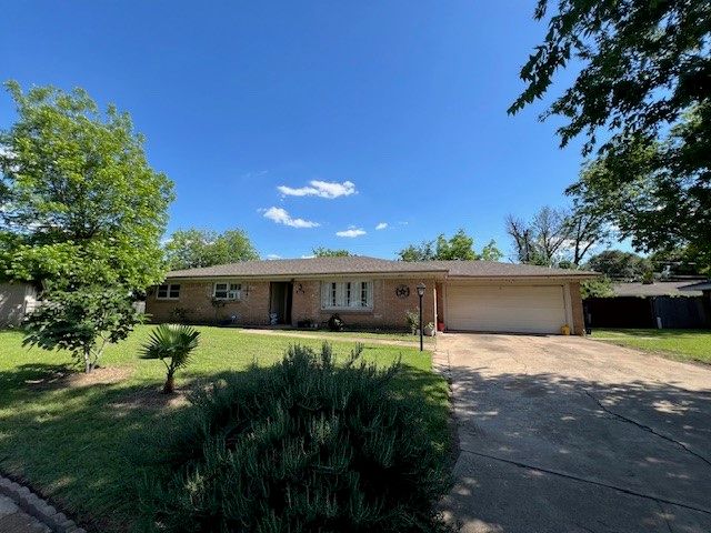 155 Chateau Drive, Fort Worth, TX 76134