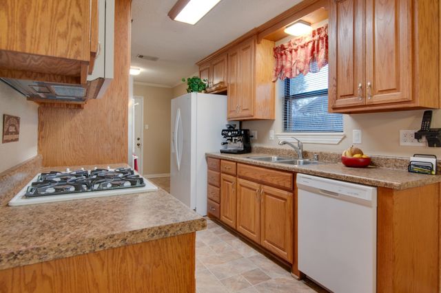 241 Hedgerow Lane, Lewisville, TX 75057