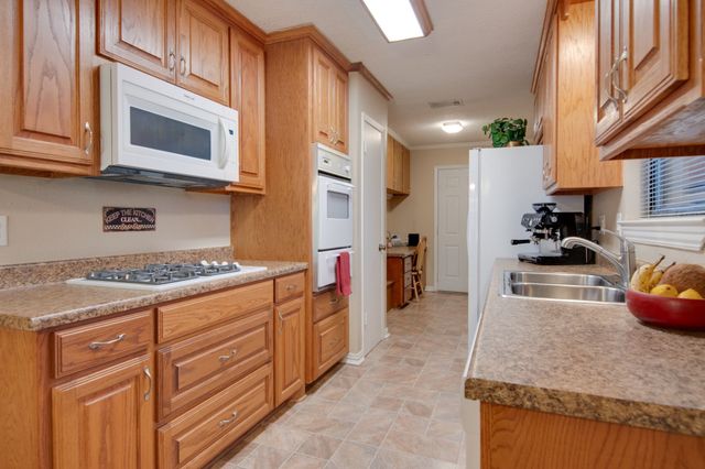 241 Hedgerow Lane, Lewisville, TX 75057