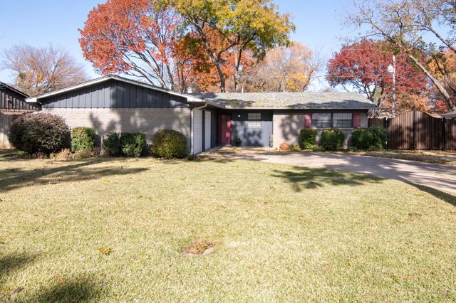 241 Hedgerow Lane, Lewisville, TX 75057