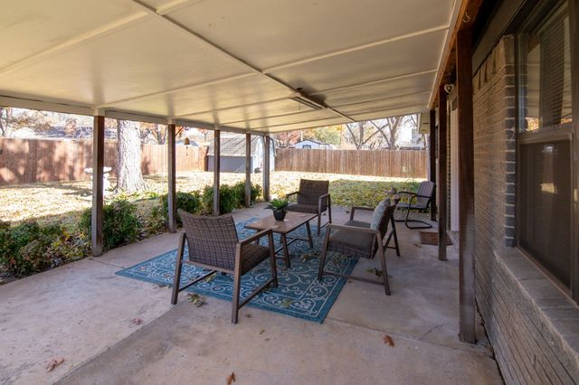 241 Hedgerow Lane, Lewisville, TX 75057