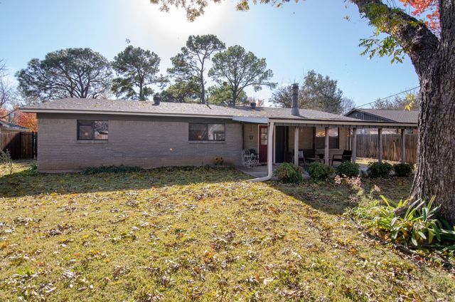 241 Hedgerow Lane, Lewisville, TX 75057