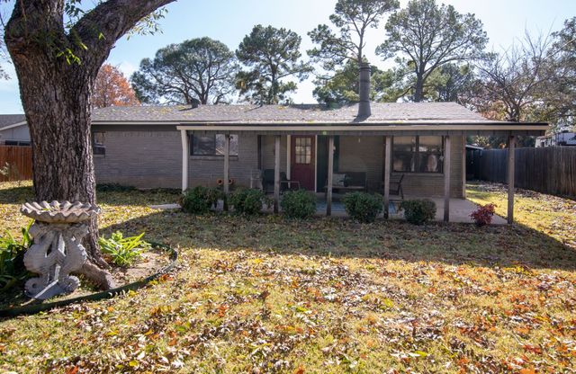 241 Hedgerow Lane, Lewisville, TX 75057