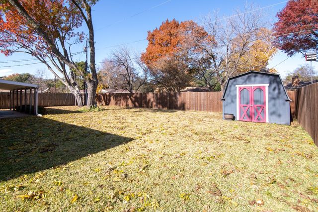 241 Hedgerow Lane, Lewisville, TX 75057