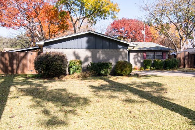 241 Hedgerow Lane, Lewisville, TX 75057