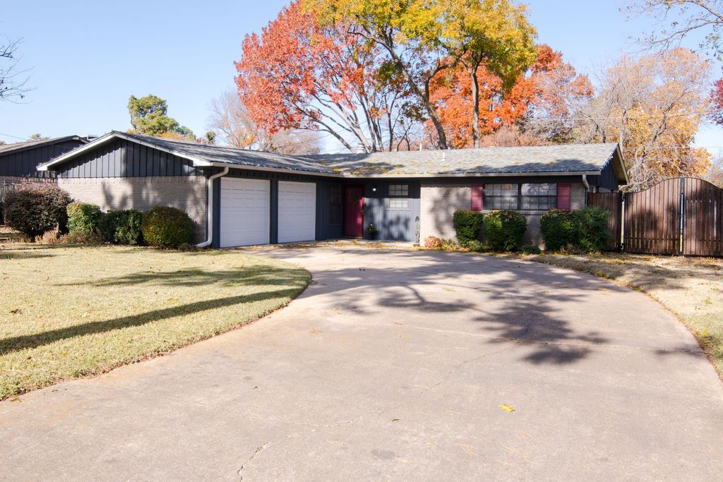 241 Hedgerow Lane, Lewisville, TX 75057