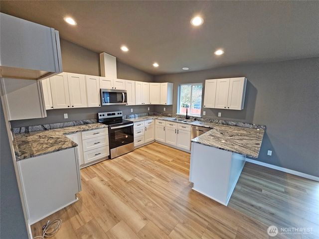 208 S 2nd Street, Oakville, WA 98568