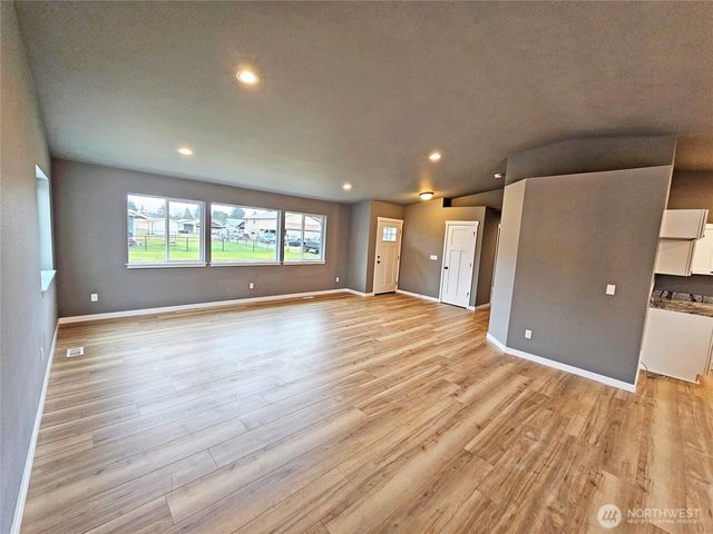 208 S 2nd Street, Oakville, WA 98568