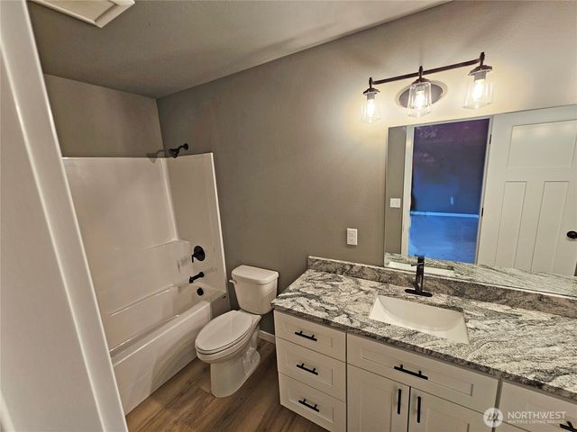 208 S 2nd Street, Oakville, WA 98568