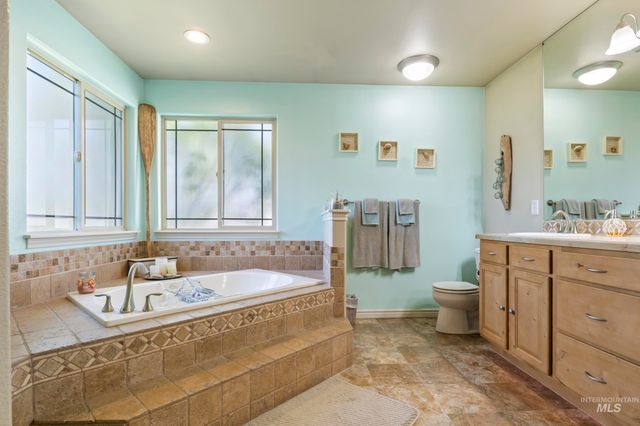 1957 W Placer Creek Ct, Nampa, ID 83686