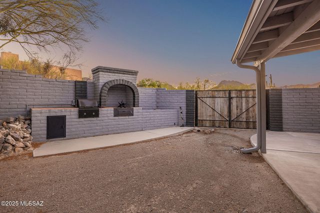 940 N Smoketree Circle, Tucson, AZ 85745