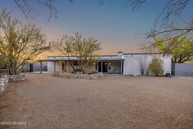 940 N Smoketree Circle, Tucson, AZ 85745