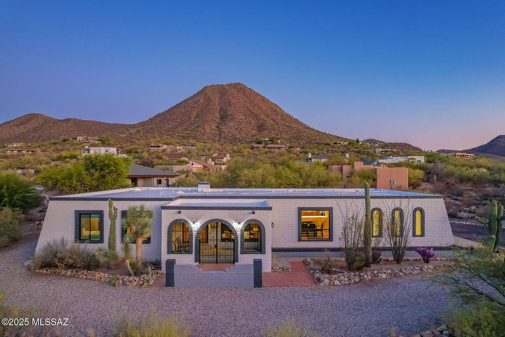 940 N Smoketree Circle, Tucson, AZ 85745