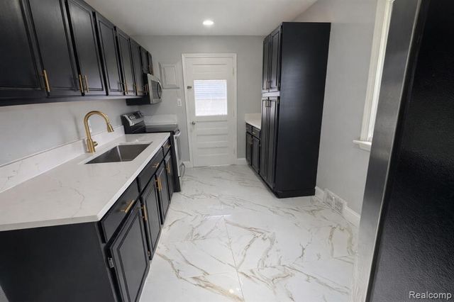 27390 Seyburn Avenue, Warren, MI 48092