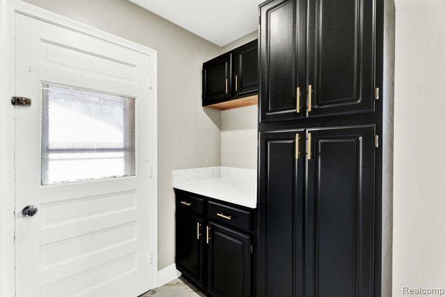 27390 Seyburn Avenue, Warren, MI 48092