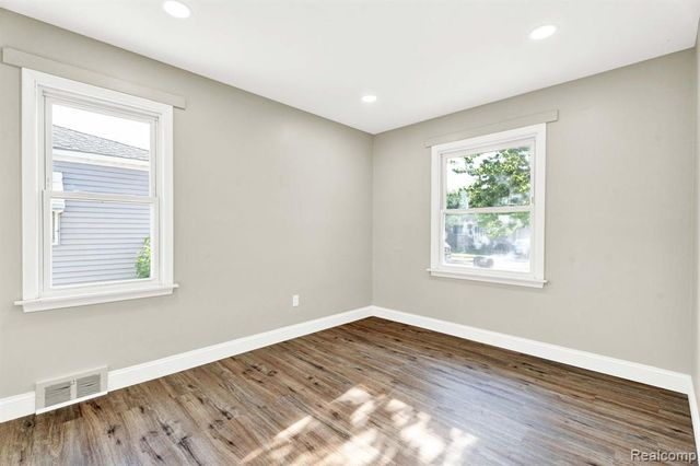 27390 Seyburn Avenue, Warren, MI 48092