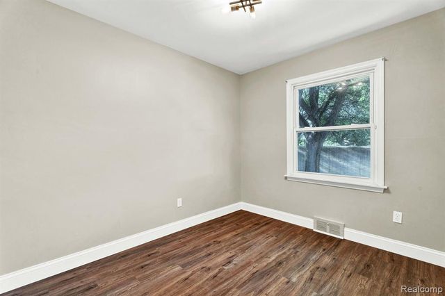 27390 Seyburn Avenue, Warren, MI 48092