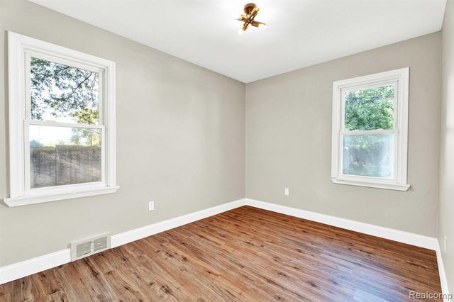 27390 Seyburn Avenue, Warren, MI 48092