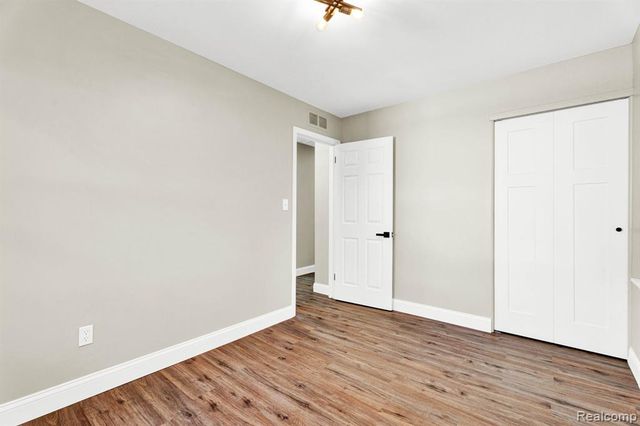 27390 Seyburn Avenue, Warren, MI 48092